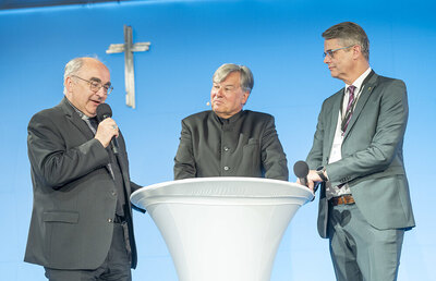 Bischof Wilhelm und Superintendent Rehner bei der Eröffnung des Pfingtsdialoges mit Veranstalter Herwig Hösele (Mitte). 